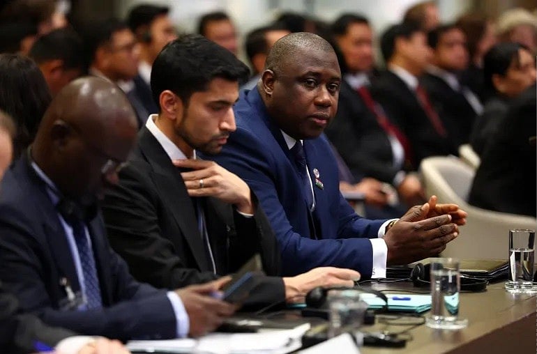 নেদারল্যান্ডসের হেগে আন্তর্জাতিক বিচার আদালতে মিয়ানমারের বিরুদ্ধে রোহিঙ্গা গণহত্যার মামলার ঐতিহাসিক শুনানি শুরু হয়। আদালতে গাম্বিয়ার বিচারমন্ত্রী দাওদা জালো ও আইনজীবী আরসালান সুলেমান। ১২ জানুয়ারি ২০২৬, দ্য হেগ