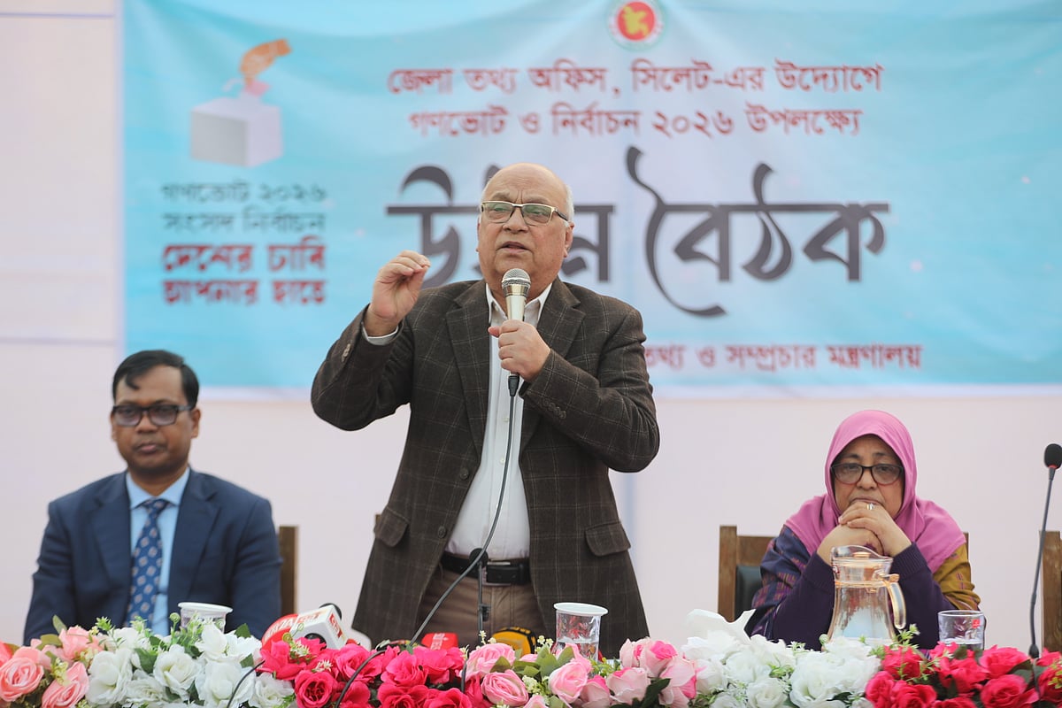 সিলেটের লাক্কাতুরা গলফ মাঠে তথ্য ও সম্প্রচার মন্ত্রণালয়ের গণযোগাযোগ অধিদপ্তরের আয়োজনে এক উঠান বৈঠকে বক্তব্য দেন উপদেষ্টা ফারুক-ই-আজম। পাশে ছিলেন স্বাস্থ্য ও পরিবারকল্যাণ মন্ত্রণালয়ের উপদেষ্টা। গতকাল শুক্রবার