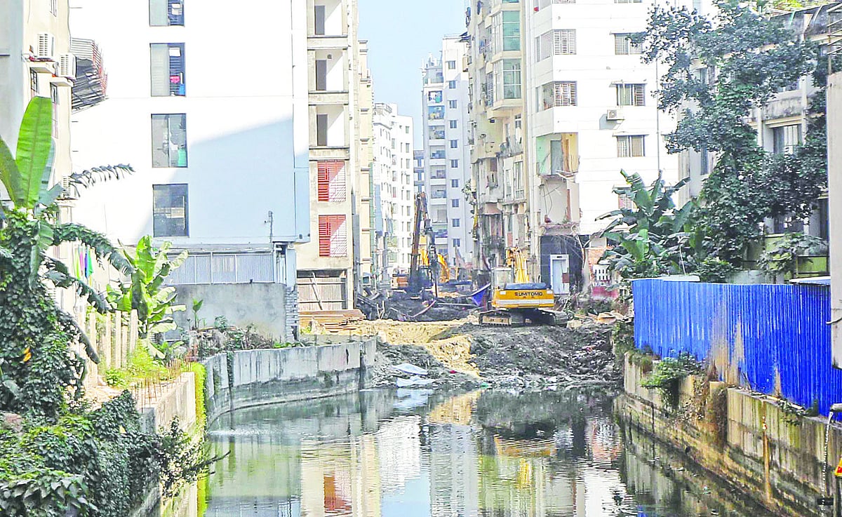 জলাবদ্ধতা নিরসন প্রকল্পের আওতায় চলছে খাল সংস্কারের কাজ। গত বৃহস্পতিবার বেলা একটায় চট্টগ্রাম নগরের নাসিরাবাদ হাউজিং এলাকায়