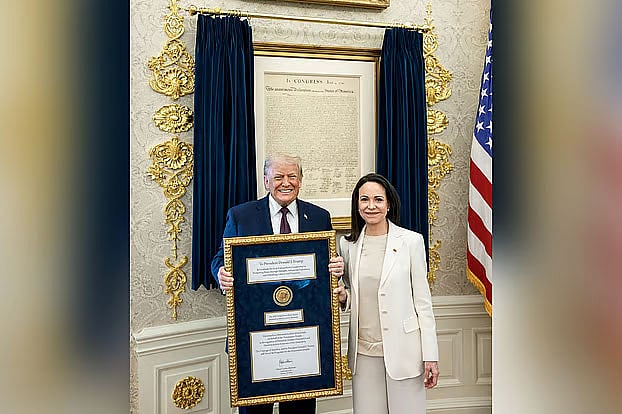 হোয়াইট হাউসের ওভাল অফিসে মার্কিন প্রেসিডেন্ট ডোনাল্ড ট্রাম্পের সঙ্গে ভেনেজুয়েলার বিরোধী নেতা মারিয়া কোরিনা মাচাদো। এ সাক্ষাতে তিনি তাঁর শান্তির নোবেল পুরস্কারের পদক ট্রাম্পকে দেন। ওয়াশিংটন ডিসি, যুক্তরাষ্ট্র, ১৫ জানুয়ারি ২০২৬