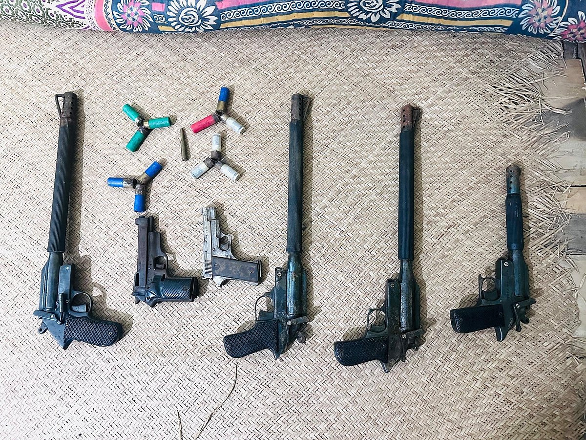 যৌথবাহিনীর অভিযানে উদ্ধার হওয়া আগ্নেয়াস্ত্র।  তকাল শুক্রবার মধ্যে রাতে উপজেলার বেংগুরা এলাকায়