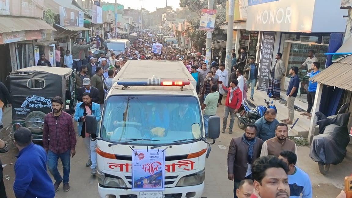 ময়মনসিংহের ধোবাউড়ায় স্বতন্ত্র প্রার্থীর সমর্থক নজরুল ইসলামের লাশবাহী গাড়ি নিয়ে বিক্ষোভ মিছিল। শনিবার বিকেলে উপজেলা সদরে