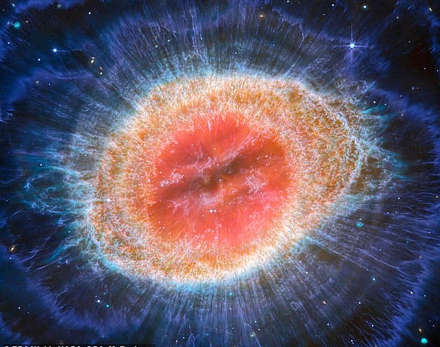 নেবুলা বা নীহারিকার কেন্দ্রে থাকা রহস্যময় লোহার কাঠামো