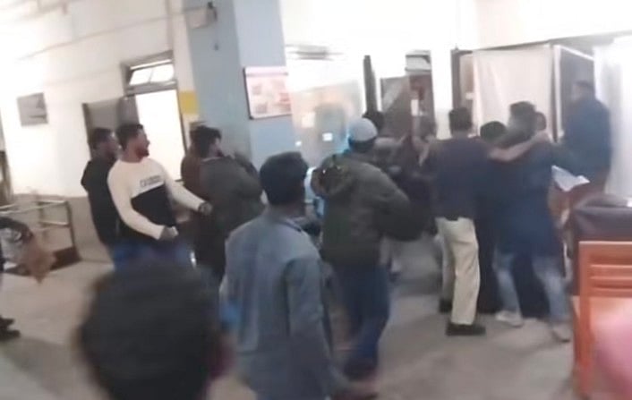 ‌সিলেট এমএজি ওসমানী মে‌ডিকেল কলেজ হাসপাতালে শিক্ষান‌বিশ চি‌কিৎসক এবং দা‌য়িত্বরতদের ওপর  হামলার ঘটনা ঘটে। গতকাল শুক্রবার রাতে