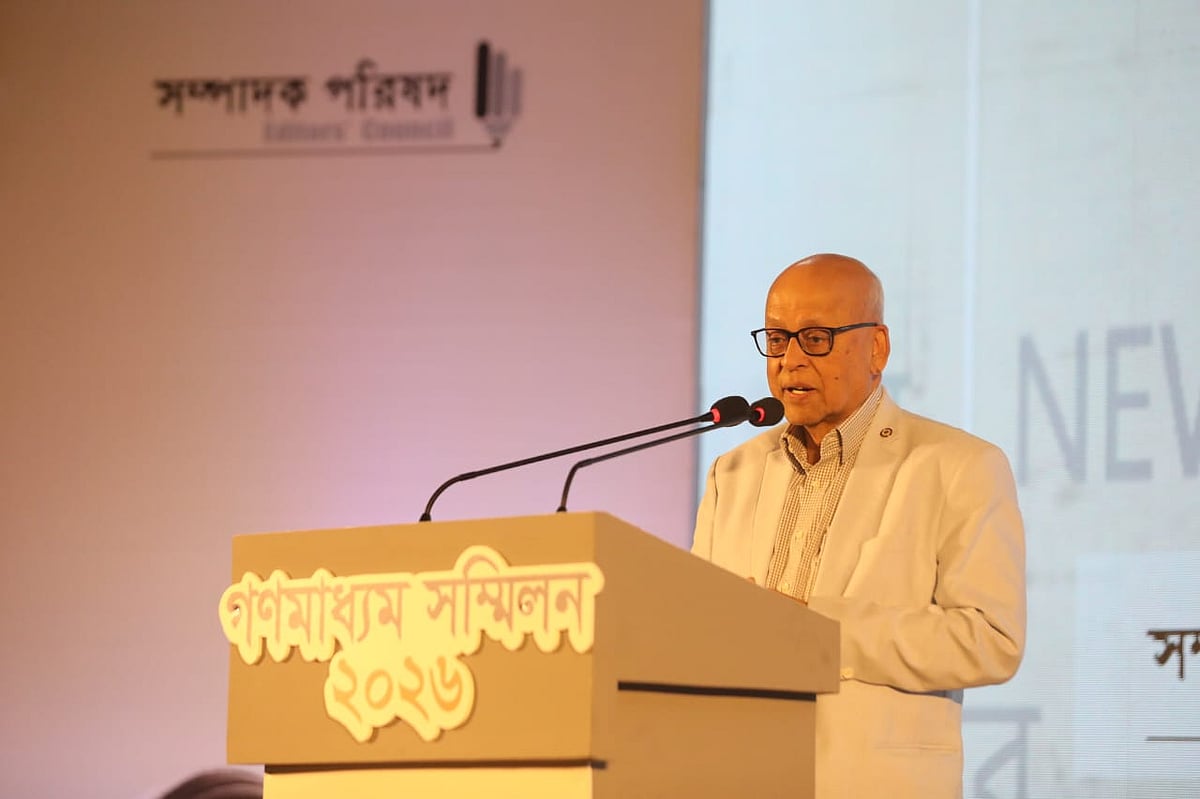 গণমাধ্যম সম্মিলনে বক্তব্য দিচ্ছেন চট্টগ্রামভিত্তিক দৈনিক আজাদীর সম্পাদক এম এ মালেক। আজ শনিবার সকালে রাজধানীর কৃষিবিদ ইনস্টিটিউশনে