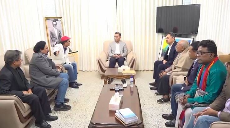 বিএনপির চেয়ারম্যান তারেক রহমানের সঙ্গে সৌজন্য সাক্ষাৎ করেছে কবি-সাহিত্যিকদের প্রতিনিধিদল