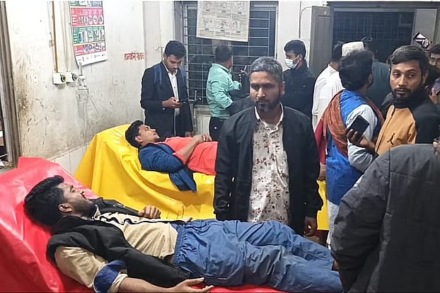 লক্ষ্মীপুরে বিএনপি ও জামায়াতের কর্মীদের মধ্যে সংঘর্ষে আহত কয়েকজনকে স্থানীয় হাসপাতালে নেওয়া হয়। গত বৃহস্পতিবার রাতে তোলা