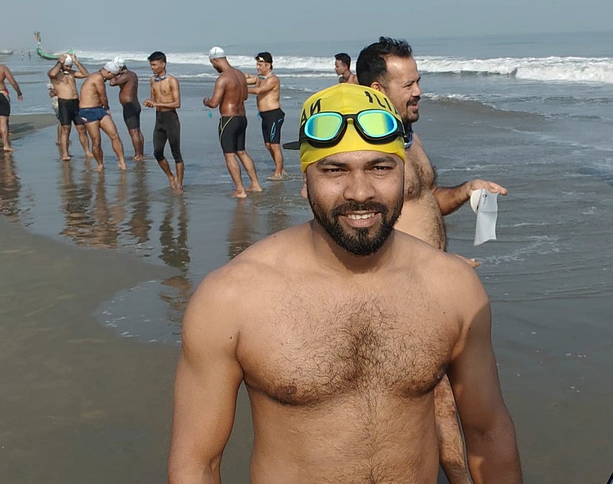 বাংলা চ্যানেল পাড়ি দিয়ে চ্যাম্পিয়ন  সাঁতারু সাইফুল ইসলাম রাসেল। আজ  দুপুরে