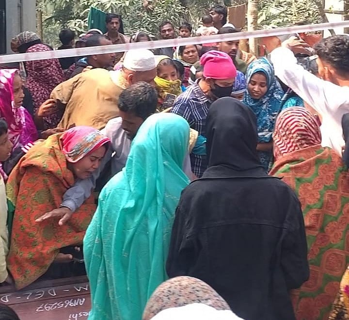 প্রবাসী সলিম সরকারের লাশ গ্রামের বাড়িতে পৌঁছালে স্বজনেরা কান্নায় ভেঙে পড়েন। গতকাল শুক্রবার বিকেলে চাঁদপুরের মতলব উত্তর উপজেলার আদুরভিটি গ্রামে