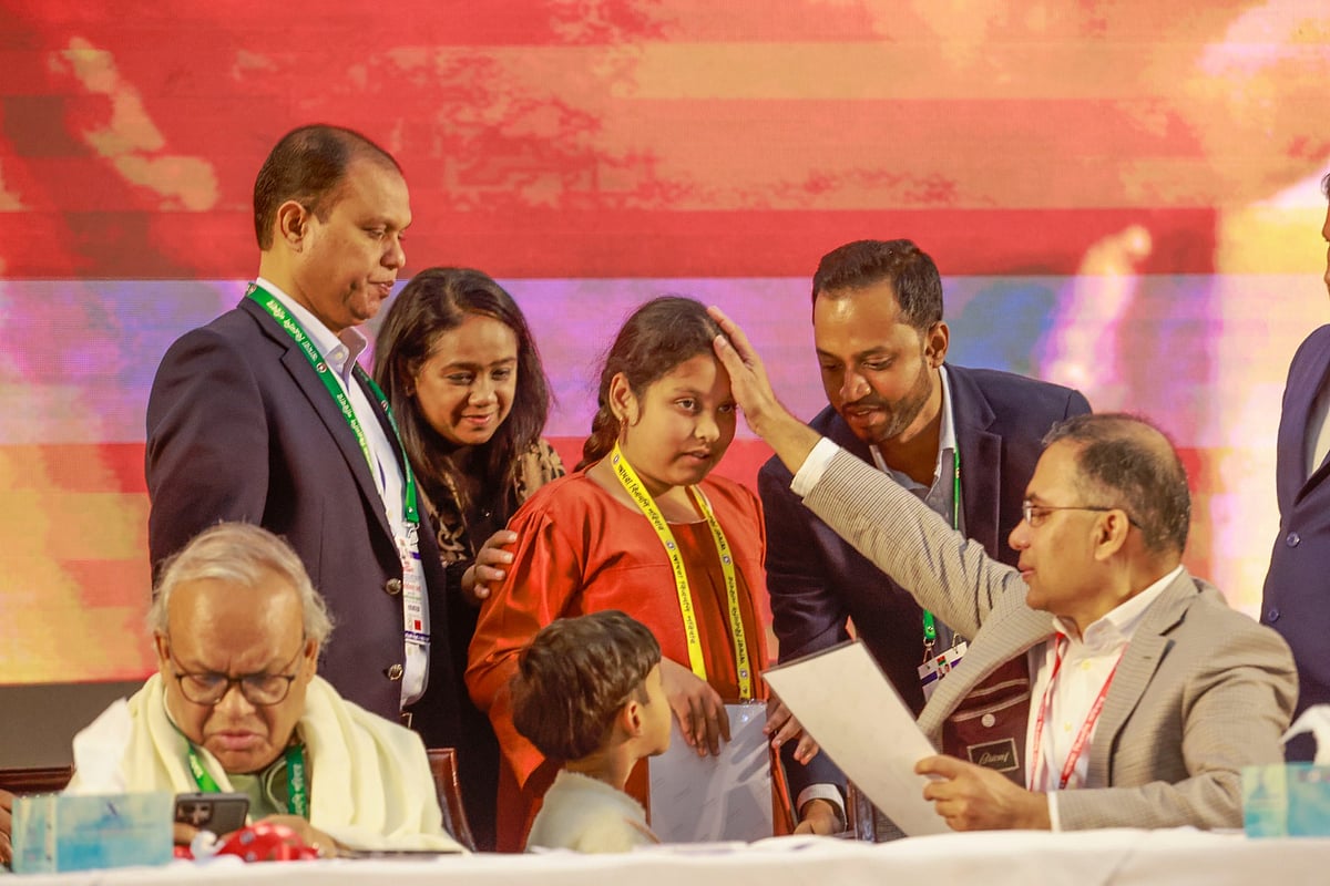 গুম, খুন ও নির্যাতনের শিকার ব্যক্তিদের পরিবারের সদস্যদের সঙ্গে মতবিনিময় সভায় স্বজনদের সান্ত্বনা দেন বিএনপির চেয়ারম্যান তারেক রহমান। আজ শনিবার দুপুরে রাজধানীর বাংলাদেশ–চীন মৈত্রী সম্মেলন কেন্দ্রে ‘মায়ের ডাক’ ও ‘আমরা বিএনপির পরিবার’ নামের দুটি সংগঠনের উদ্যোগে এ সভার আয়োজন করা হয়