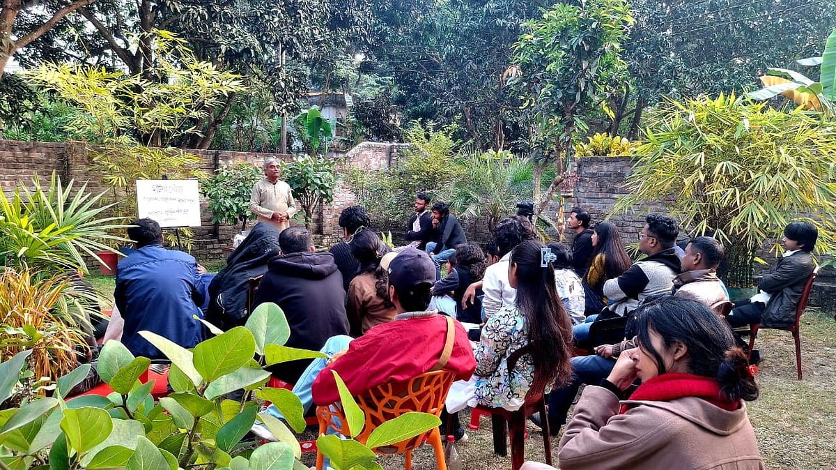 স্কুল প্রাঙ্গণে এ আড্ডায় রাজশাহীর বিভিন্ন বিশ্ববিদ্যালয় ও কলেজের শিক্ষার্থীদের পাশাপাশি চলচ্চিত্রনির্মাতা, চলচ্চিত্রসংশ্লিষ্ট ব্যক্তিসহ প্রায় ৪০ জন অংশ নেন