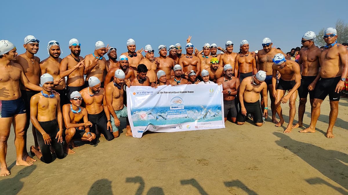 প্রতিযোগিতা শুরুর আগে সাঁতারুরা। আজ সকালে কক্সবাজারের টেকনাফে শাহপরীর দ্বীপের পশ্চিম সৈকত এলাকায়