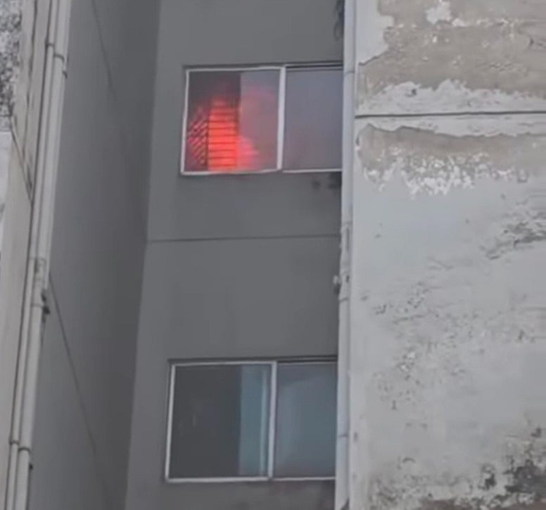 হাসপাতালের নতুন ভবনের ছয়তলার শিশু ওয়ার্ডের গুদামঘরে আগুন লাগে। আজ শনিবার বিকেলে ময়মনসিংহ মেডিক্যাল কলেজ হাসপাতালে