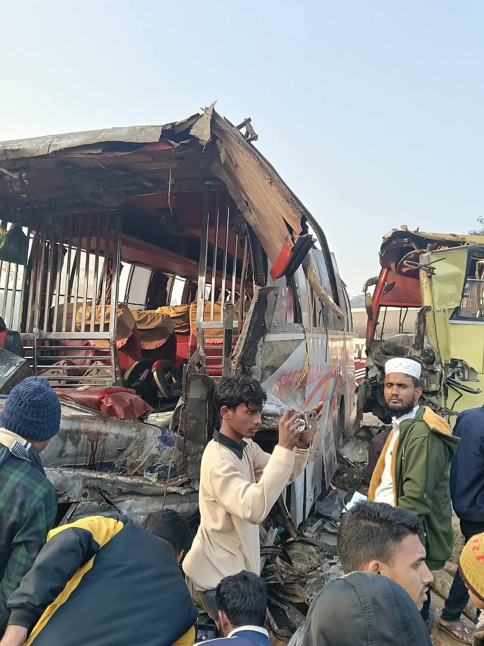 ‌সিলেটের ওসমানীনগরে দুই বাসের মুখোমু‌খি সংঘর্ষে দুমড়ে মুচড়ে যায়। আজ শ‌নিবার সকালে