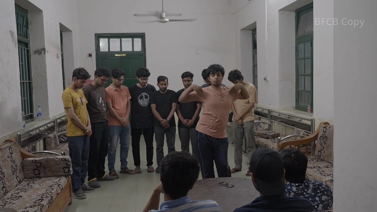 ‘ইউনিভার্সিটি অব চানখাঁরপুল’ সিনেমার দৃশ্য। ছবি: নির্মাতার সৌজন্যে