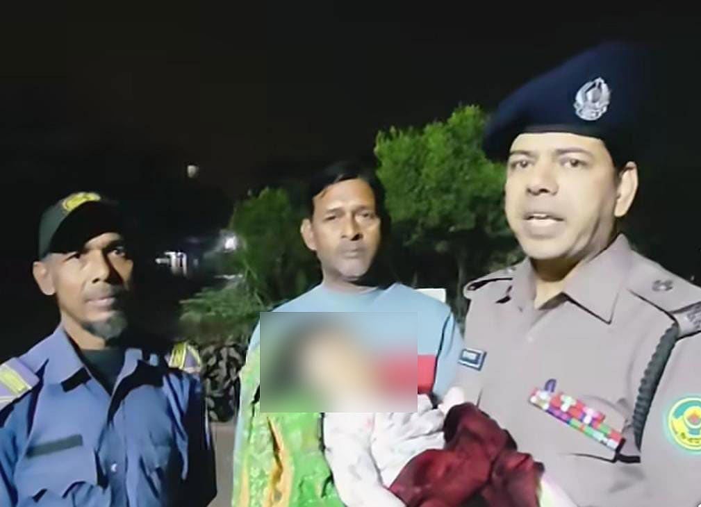 চট্টগ্রাম নগরের আগ্রাবাদ এলাকার জাম্বুরী পার্ক এলাকা থেকে তিন মাসের শিশুটিকে উদ্ধার করা হয়। গতকাল রাতে ফেসবুক লাইভে এসে শিশুটির পরিচয় কেউ জানার চেষ্টা করেন এক পুলিশ সদস্য