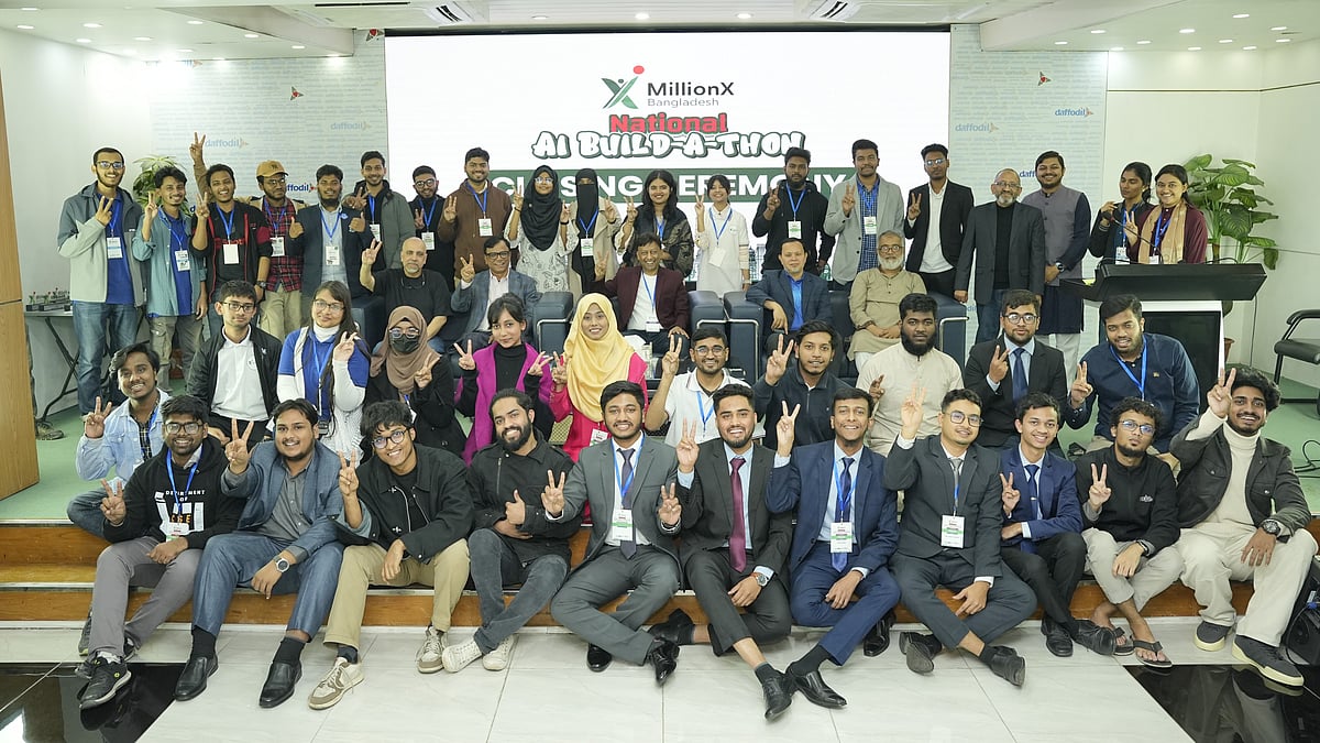ন্যাশনাল এআই বিল্ড-এ-থনের সমাপনী অনুষ্ঠানে অতিথিদের সঙ্গে অংশগ্রহণকারীরা