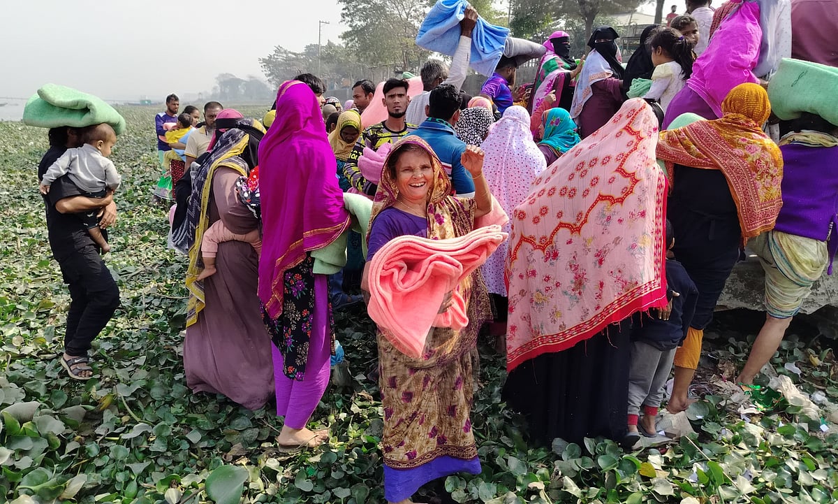 মুন্সিগঞ্জ সদর উপজেলায় প্রথম আলো ট্রাস্টের উদ্যোগে কম্বল বিতরণ কার্যক্রম। আজ সকালে উপজেলার মোল্লাচর এলাকায়
