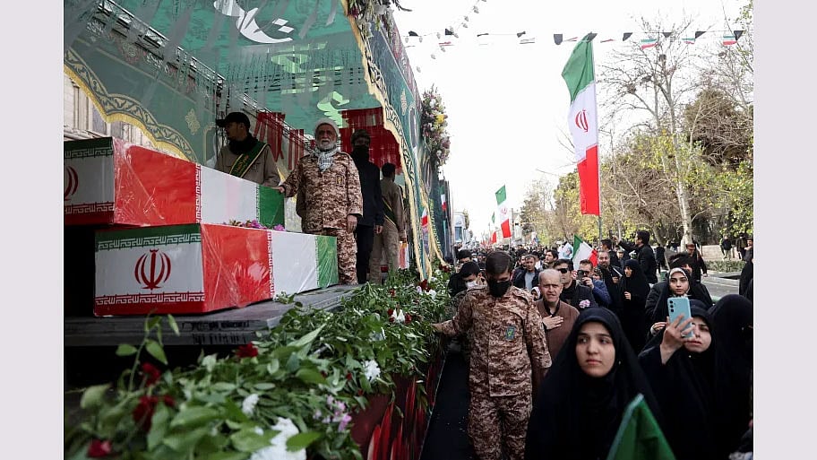 ইরানের রাজধানী তেহরানে সরকারবিরোধী বিক্ষোভে নিহত নিরাপত্তা বাহিনীর সদস্যদের জানাজায় অংশ নিচ্ছেন মানুষ। ১৪ জানুয়ারি ২০২৬
