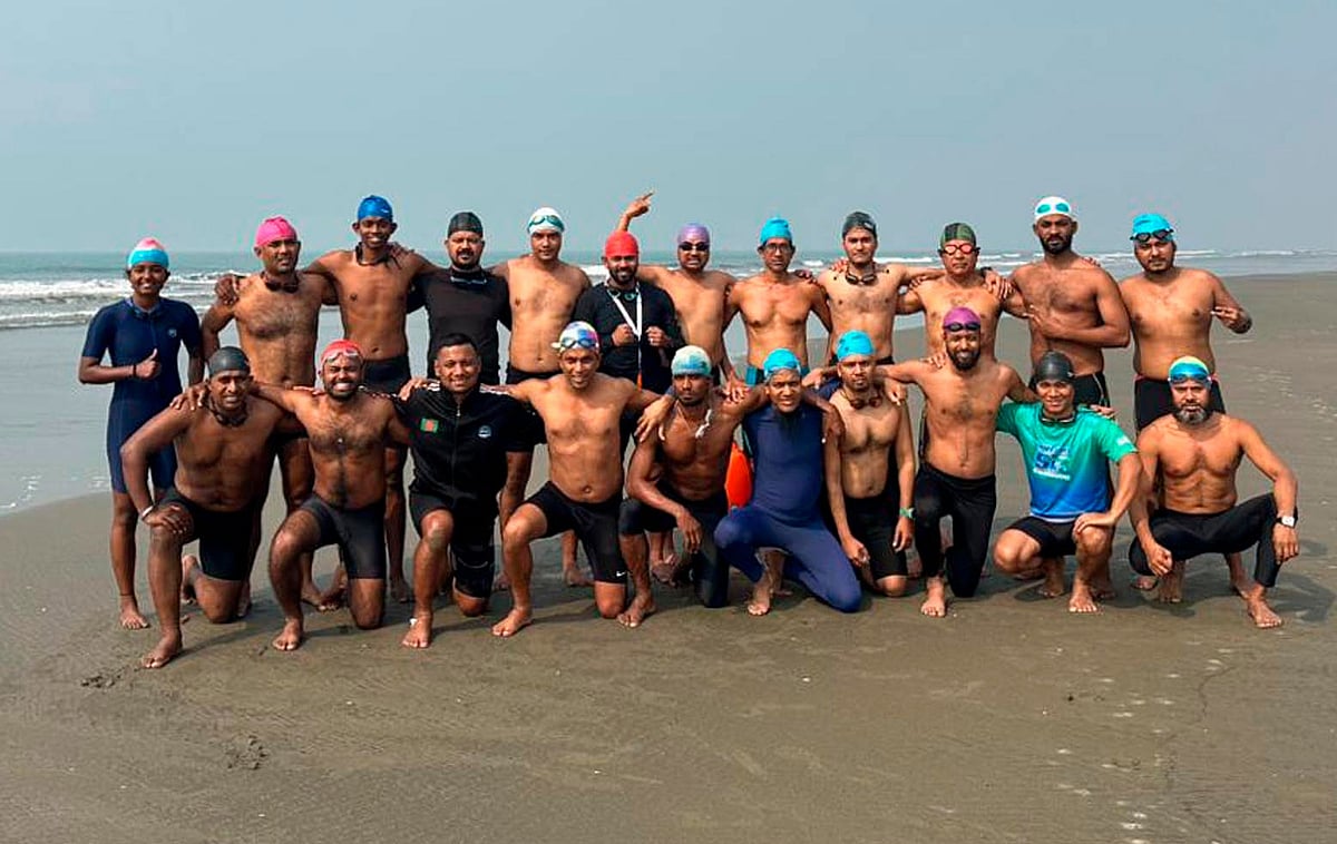 বাংলা চ্যানেল পাড়ি দেওয়ার আগে অনুশীলনের সময় টেকনাফের শাহপরীর দ্বীপের পশ্চিম সৈকতে কয়েকজন সাঁতারু। গতকাল বিকেলে