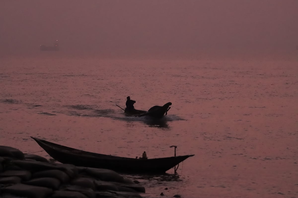 সূর্য ডোবার পর লালচে রঙের আলো ছড়িয়ে পড়েছে চারদিকে। এ সময় মাছ ধরা শেষে নৌকা নিয়ে গন্তব্যে ফিরছেন এক জেলে। শ্রীপুর লঞ্চঘাট, মেহেন্দিগঞ্জ উপজেলা, বরিশাল, ১৬ জানুয়ারি