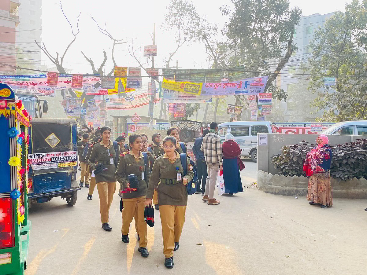 কুমিল্লা নগরের নবাব ফয়জুন্নেছা সরকারি বালিকা উচ্চবিদ্যালয়ে আসছে আঞ্চলিক গণিত উৎসব অংশ নেওয়া শিক্ষার্থীরা। আজ শনিবার সকাল ৮টার দিকে