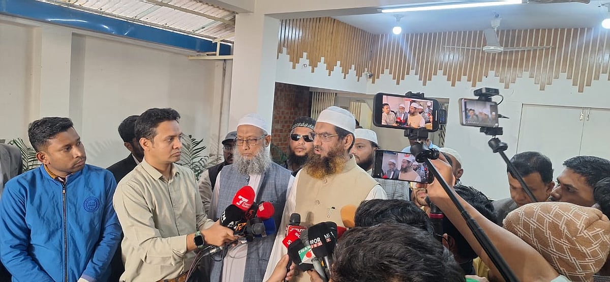 রাজধানীতে জামায়াতের কেন্দ্রীয় কার্যালয়ে সাংবাদিকদের সঙ্গে কথা বলেন বাংলাদেশ খেলাফত মজলিসের আমির মাওলানা মামুনুল হক। মগবাজার, ১৭ জানুয়ারি ২০২৬