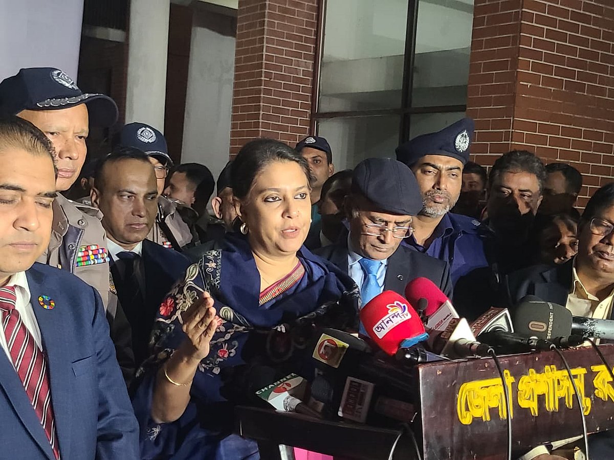 রংপুরে জেলা শিল্পকলা একাডেমির সামনে সাংবাদিকদের প্রশ্নের উত্তর দিচ্ছেন উপদেষ্টা সৈয়দা রিজওয়ানা হাসান। ১৮ জানুয়ারি