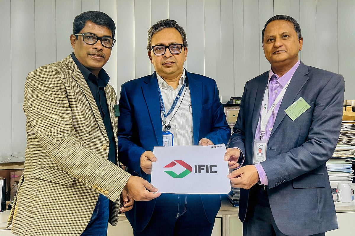 আইএফআইসি ব্যাংক পিএলসি ৮ কোটি ৫৭ হাজার ৮০ টাকা পরিমাণ অর্থের একটি চেক বাংলাদেশ ব্যাংকে আনুষ্ঠানিকভাবে হস্তান্তর করে