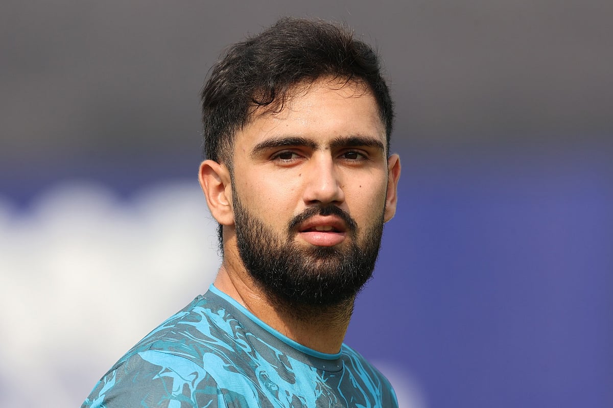 আজ ৪ চার ও ১১ ছক্কায় ৭২ বলে করেছেন ১০৬ রান করেছেন হাসান ইসাখিল