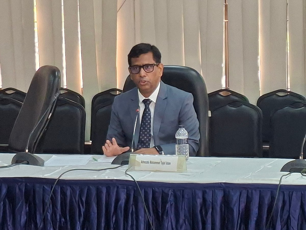 ‘বিচার বিভাগের স্বাধীনতা এবং আইনের শাসন’ শীর্ষক নীতি সংলাপে বক্তব্য দিচ্ছেন আন্তর্জাতিক অপরাধ ট্রাইব্যুনালের চিফ প্রসিকিউটর তাজুল ইসলাম । সংলাপের আয়োজক সেন্টার ফর গভর্ন্যান্স স্টাডিজ (সিজিএস)। আজ রোববার সকালে রাজধানীর সিরডাপে মিলনায়তনে