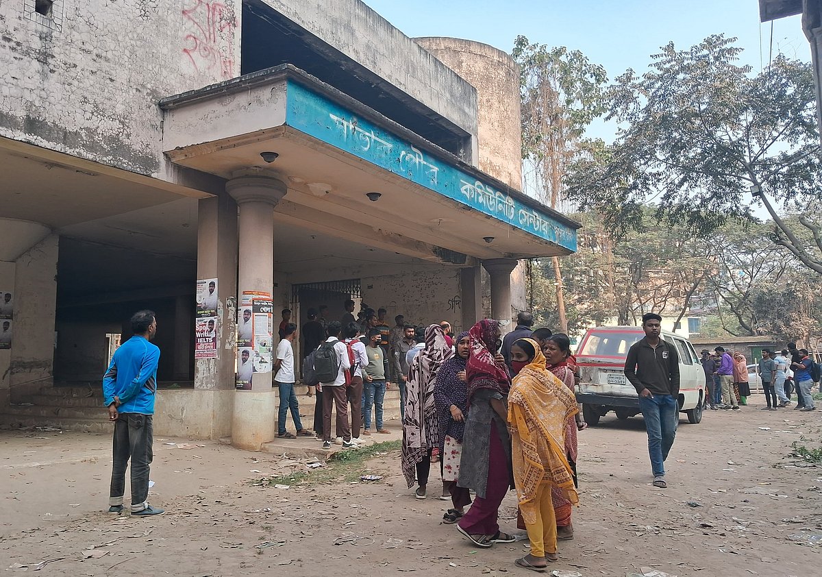 পরিত্যক্ত ‘সাভার পৌর কমিউনিটি সেন্টার’। আজ রোববার দুপুরে ঢাকার সাভারে