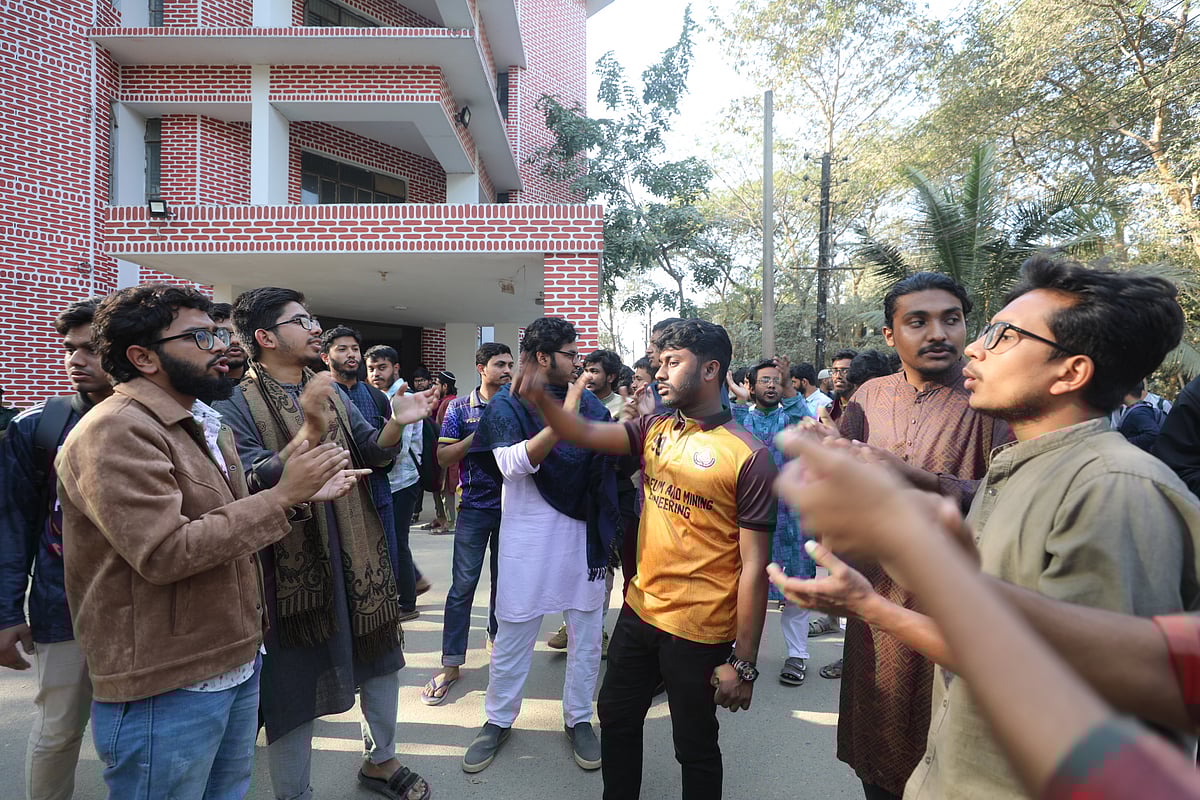 শাকসু নির্বাচন বানচালের প্রতিবাদ জানিয়ে বিশ্ববিদ্যালয়ের উপাচার্য ভবনের সামনে বিক্ষোভ। আজ রোববার দুপুরে