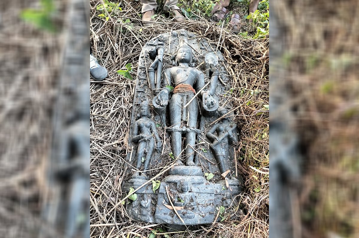 ফরিদপুরের আলফাডাঙ্গায় উদ্ধার হওয়া ১১৮ কেজি ওজনের পাথরের বিষ্ণু প্রতিমা