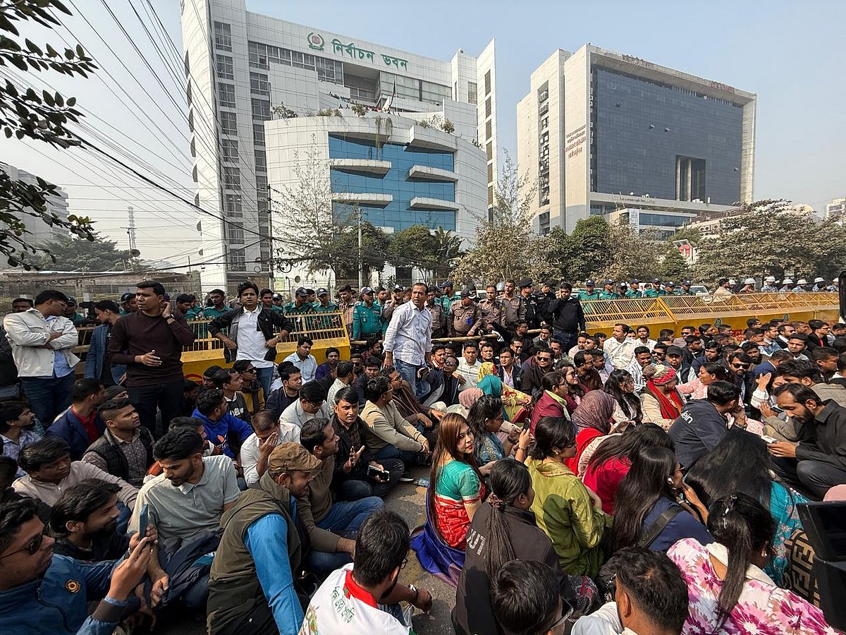 নির্বাচন কমিশনের (ইসি) প্রধান কার্যালয়ের সামনে ছাত্রদলের অবস্থান কর্মসূচি। আগারগাঁও, ঢাকা, ১৮ জানুয়ারি ২০২৬