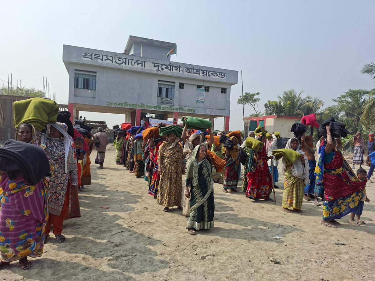 সাতক্ষীরার শ্যামনগর উপজেলার প্রথম আলো দুর্যোগ আশ্রয়কেন্দ্রে ১৫০ জন শীতার্ত মানুষের হাতে কম্বল তুলে দেওয়া হয়। রোববার দুপুরে