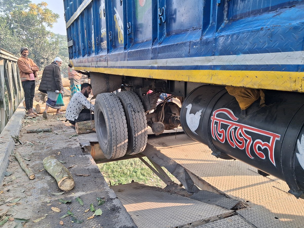 খিরাই নদের ওপর নির্মিত বেইলি সেতুর পাটাতন ভেঙে গাছের গুঁড়িবোঝাই ট্রাক আটকে গেছে। গতকাল শনিবার