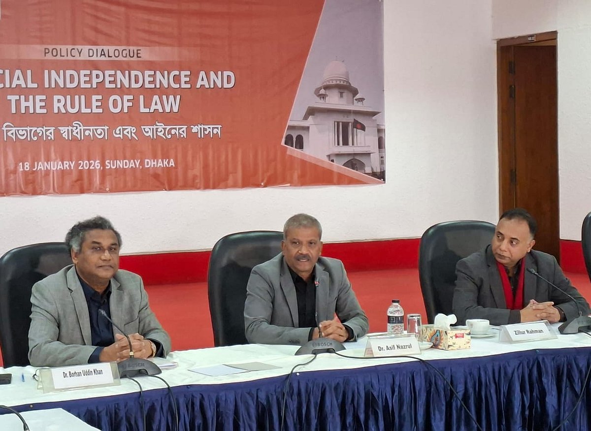 আইন উপদেষ্টা আসিফ নজরুল (মাঝে)। আজ রোববার রাজধানীর সিরডাপ মিলনায়তনে