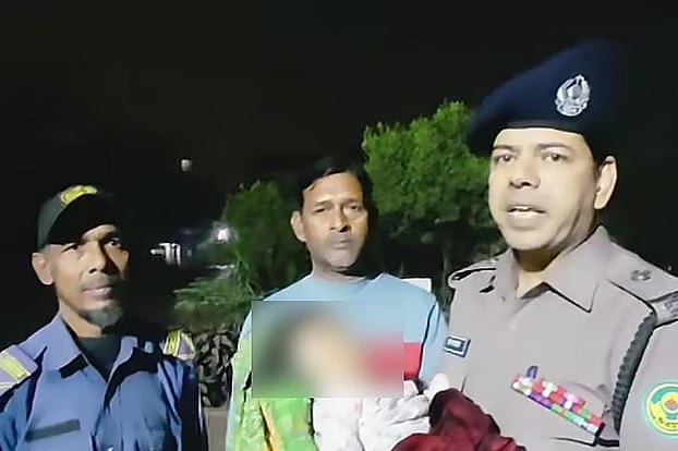 চট্টগ্রাম নগরের আগ্রাবাদের জাম্বুরী পার্ক এলাকা থেকে তিন মাসের শিশুটিকে উদ্ধার করা হয়। বৃহস্পতিবার রাতে ফেসবুক লাইভে এসে শিশুটির পরিচয় জানার চেষ্টা করেন এক পুলিশ সদস্য