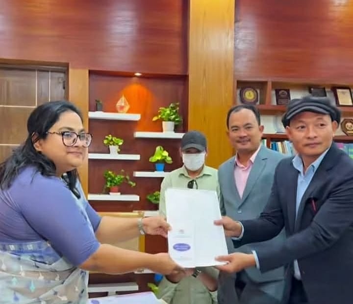 মনোনয়নপত্র জমা দিচ্ছেন পহেল চাকমা। সম্প্রতি তোলা