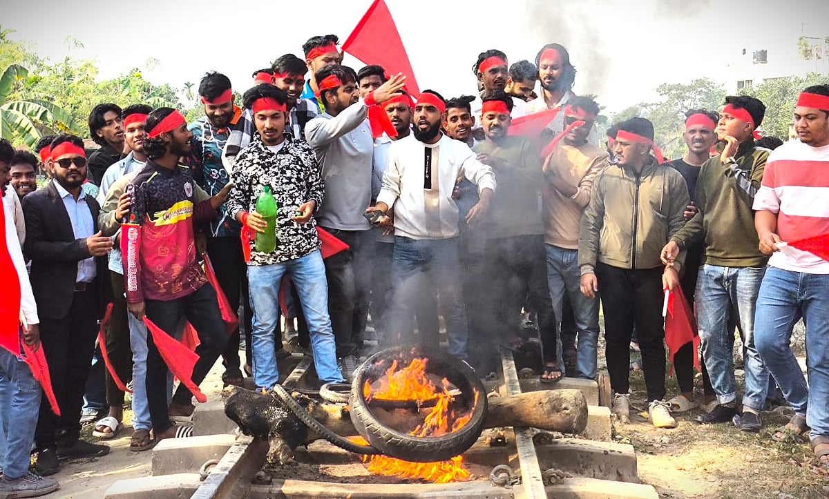 জামালপুরে পদবঞ্চিত ছাত্রদল নেতা–কর্মীরা রেলপথ অবরোধ করে। আজ রোববার