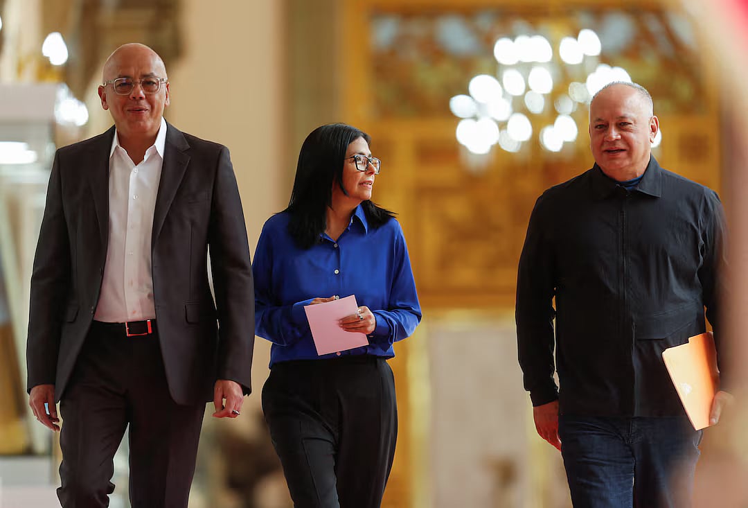 ভেনেজুয়েলার অন্তর্বর্তী প্রেসিডেন্ট দেলসি রদ্রিগেজ (মাঝে), দেশটির ন্যাশনাল অ্যাসেম্বলির প্রেসিডেন্ট জর্জ রদ্রিগুয়েজ এবং স্বরাষ্ট্রমন্ত্রী দিওসদাদো কাবেলো (ডানে)