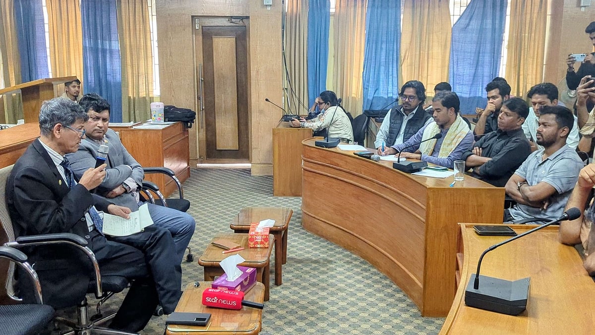 উপাচার্য ও সহ উপাচার্যের সঙ্গে বৈঠকে ছাত্রদলের নেতা–কর্মীরা। আজ দুপুর দুইটার দিকে উপাচার্য সম্মেলন কক্ষে