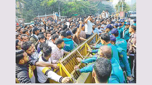 ত্রয়োদশ সংসদ নির্বাচনে প্রার্থীদের মনোনয়নপত্র নিয়ে আপিলের শেষ দিনে নির্বাচন কমিশন ভবনের সামনে অবস্থান নেয় ছাত্রদল। এ সময় পুলিশ তাদের নিরাপত্তাবেষ্টনী দিয়ে বাধা দেয়। গতকাল বেলা ১১টায় রাজধানীর আগারগাঁওয়ে