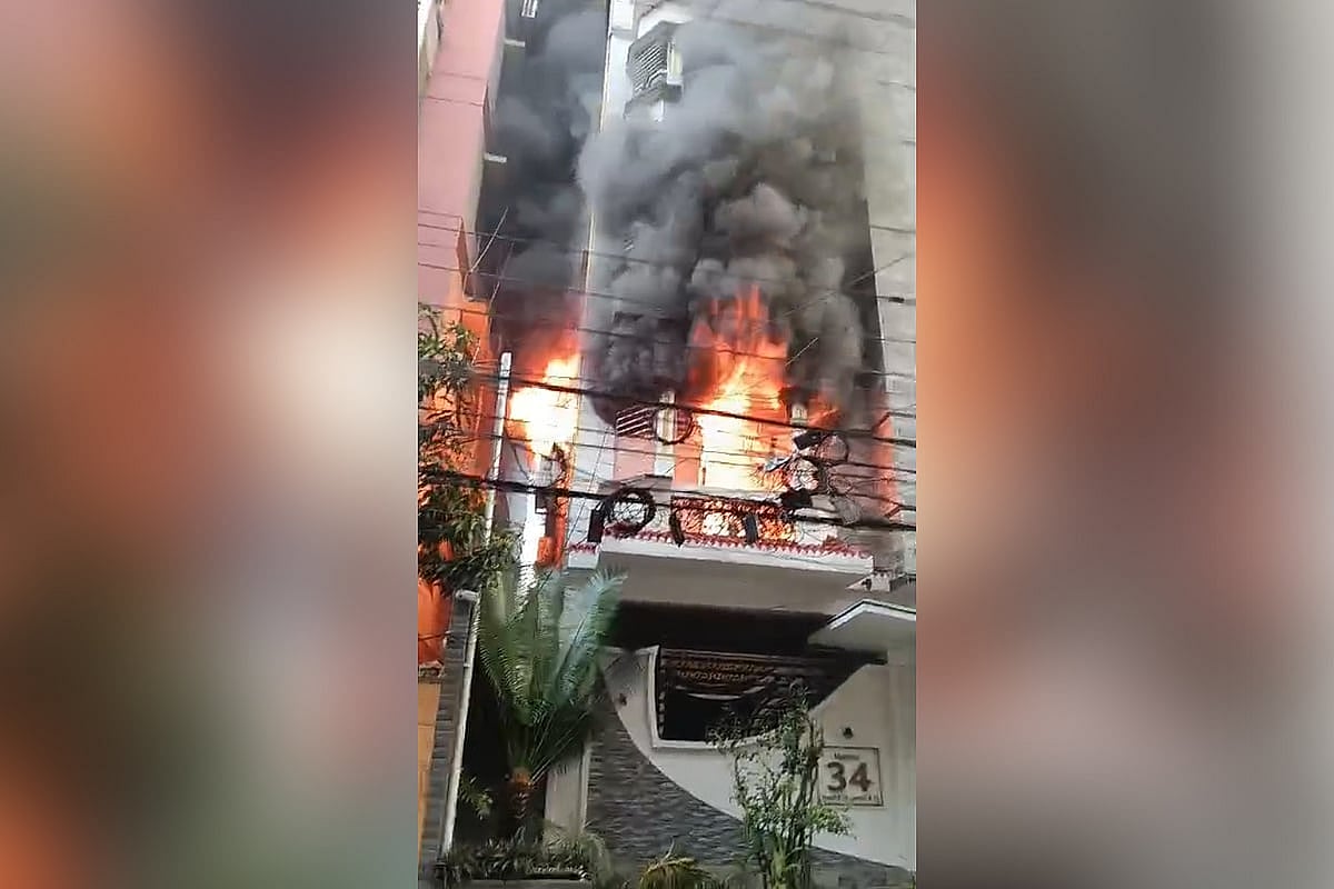 রাজধানীর উত্তরায় ছয়তলা বাড়িতে অগ্নিকাণ্ডের ঘটনা ঘটেছে। গত শুক্রবার সকাল ৭টা ৫০ মিনিটের দিকে আগুন লাগে