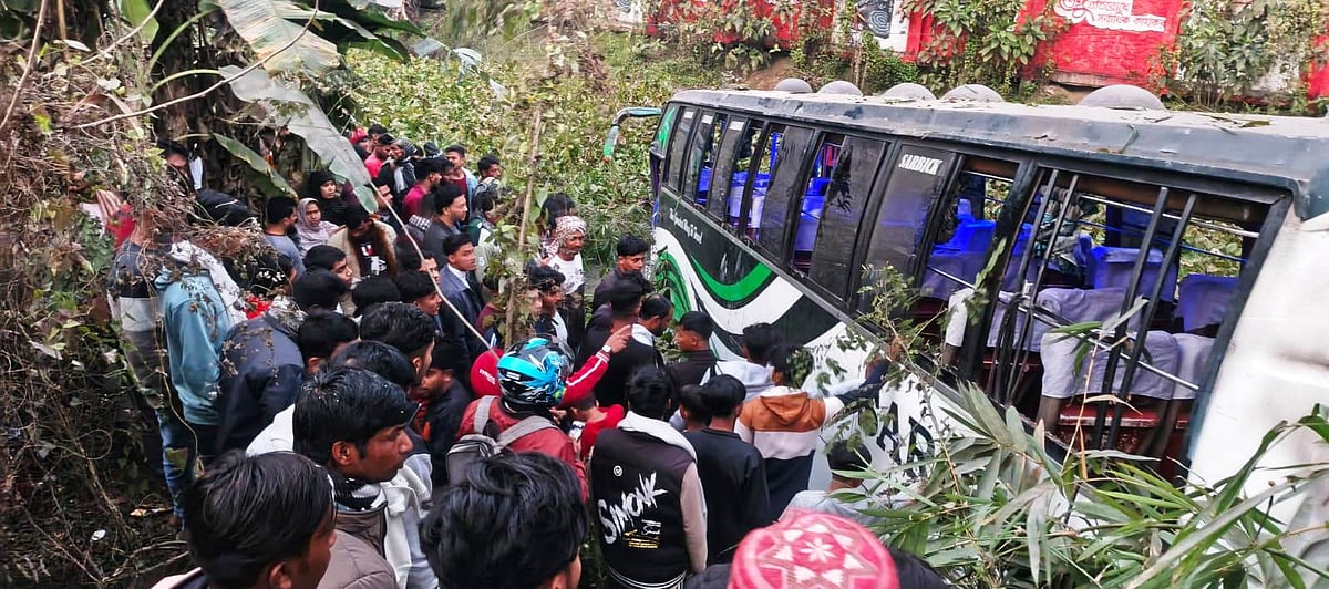 অটোরিকশার সঙ্গে সংঘর্ষের পর নিয়ন্ত্রণ হারিয়ে বাসটি খাদে পড়ে যায়। আজ রোববার সন্ধ্যায় মাদারীপুরে ঢাকা-বরিশাল মহাসড়কের মিলগেট এলাকায়