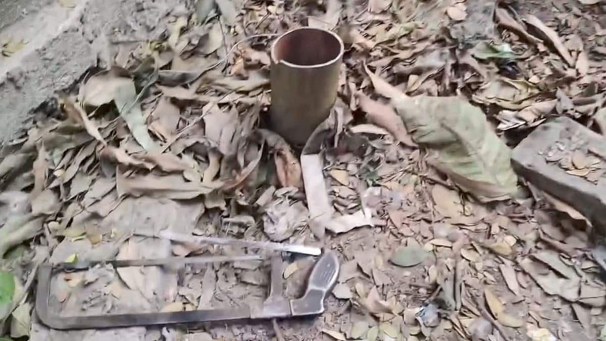 কেটে ফেলা ল্যাম্পপোস্টের অংশ। আজ সোমবার বিকেলে ময়মনসিংহ নগরের জিলা স্কুলের পরিত্যক্ত ছাত্রাবাসের পেছনে