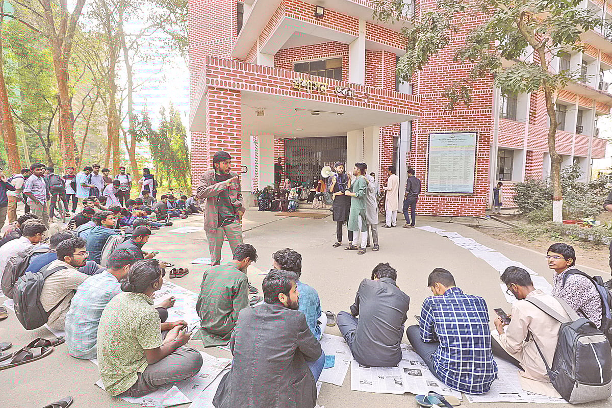 শাকসু নির্বাচন স্থগিত হওয়ার ঘোষণায় গতকাল সোমবার উপাচার্য ভবনে তালাবদ্ধ করে অবস্থান নেন কয়েকটি প্যানেলের প্রার্থী ও শিক্ষার্থীরা। এতে করে বিশ্ববিদ্যালয়ের উপাচার্য ও সহ–উপাচার্যসহ কয়েকজন কর্মকর্তা–কর্মচারী অবরুদ্ধ হয়ে পড়েন। সোমবার দিবাগত রাত একটার দিকে তাঁরা মুক্ত হন।