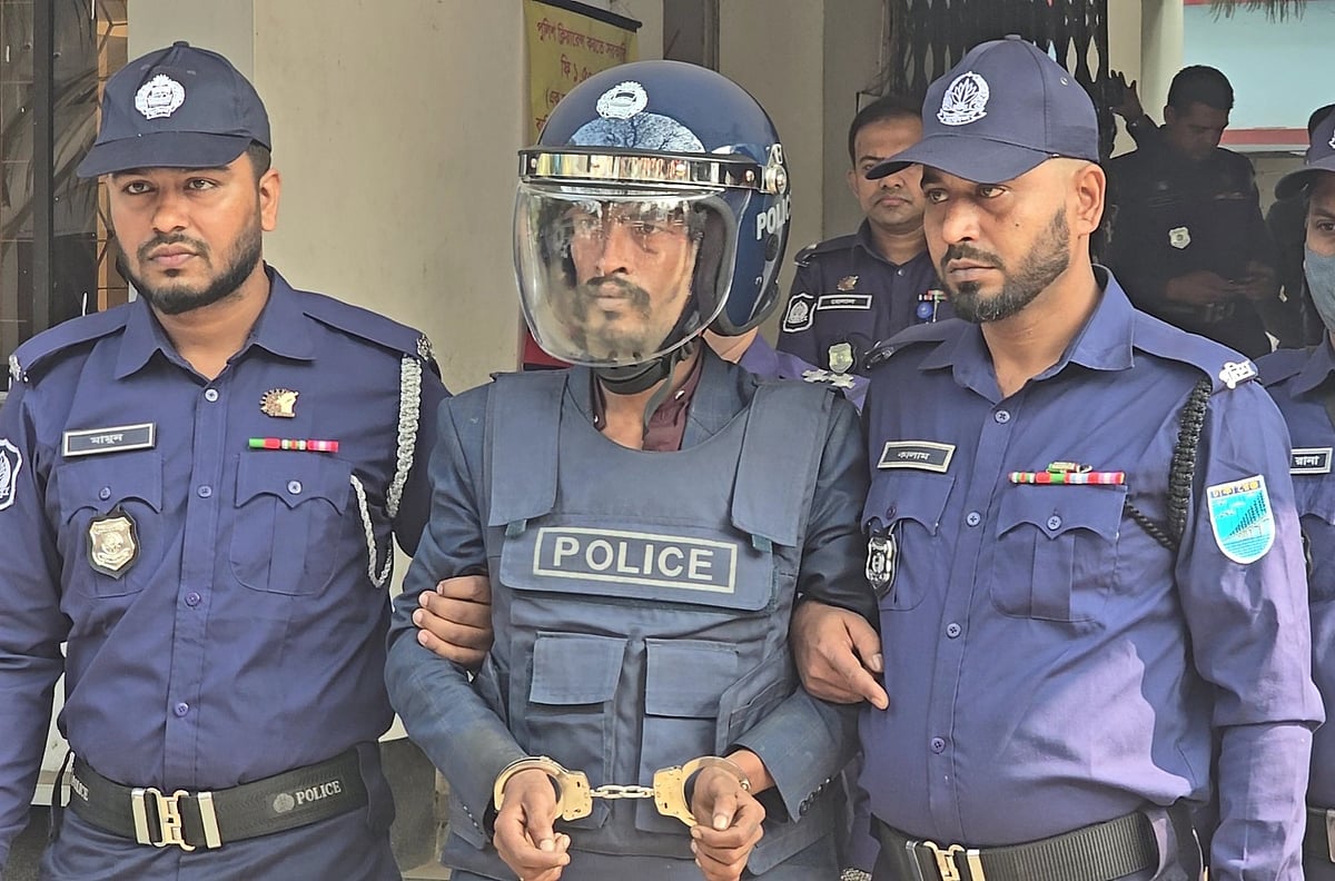 সাভার পৌর কমিউনিটি সেন্টার থেকে আগুনে পোড়া দুটি মরদেহ উদ্ধারের ঘটনায় গ্রেপ্তার মশিউর রহমান খান সম্রাট