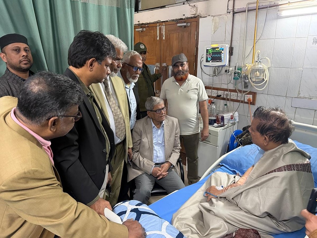 হাসপাতালে চিকিৎসাধীন মাহমুদুর রহমান মান্নাকে দেখতে গিয়েছিলেন বিএনপির মহাসচিব মির্জা ফখরুল ইসলাম আলমগীর। গতকাল রোববার